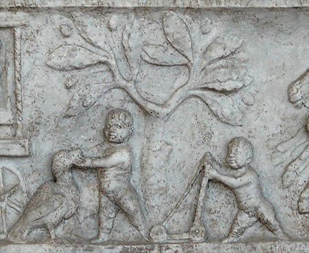 037. Tombeau representant deux familles(pere, mere, bebe) detail.jpg
